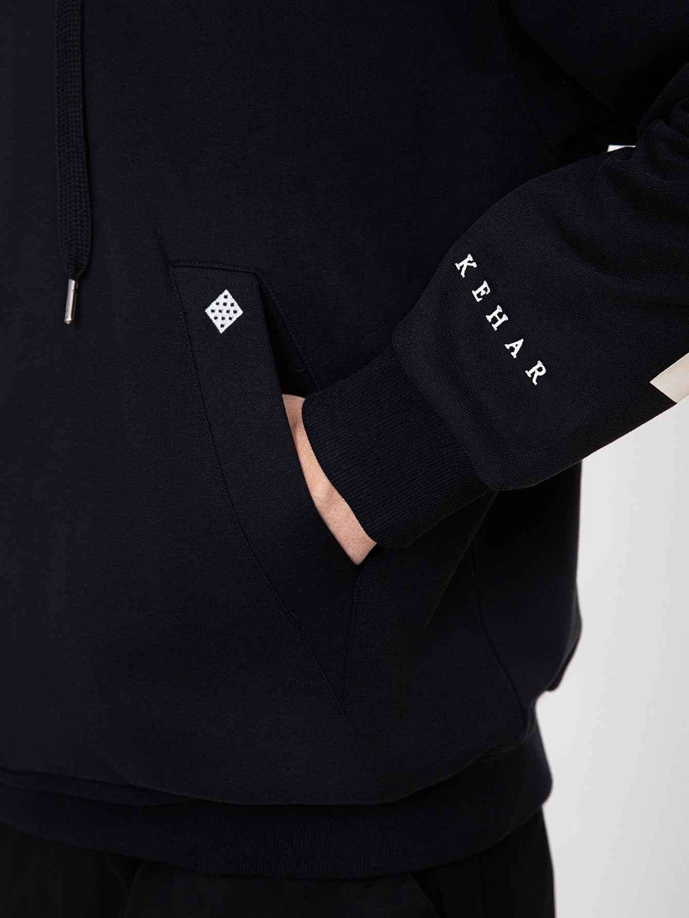 ARTISAN HERITAGE HOODIE BLACK